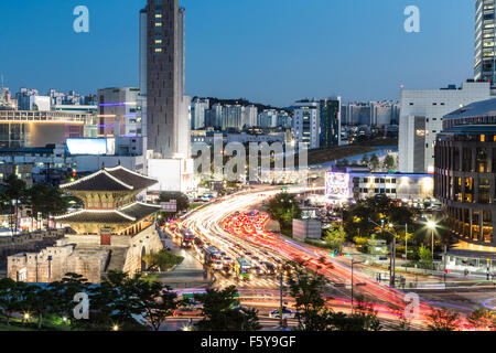 Rush Voitures autour d'Heunginjimun gate (ou porte Dongdaemun) qui fait partie de la paroi de la forteresse au crépuscule à Séoul en Corée du capita Banque D'Images