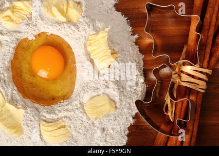 Tas de farine, l'œuf et le beurre. Making Christmas Gingerbread Cookies Banque D'Images