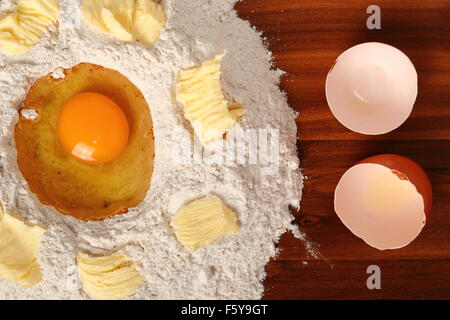 Tas de farine, l'œuf et le beurre. Making Christmas Gingerbread Cookies Banque D'Images