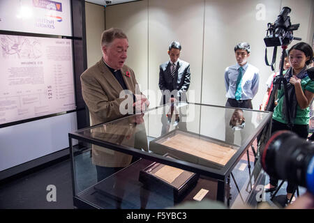 Hong Kong, Chine. 10 Nov, 2015. Le Chancelier Cathedal Hereford Chris Canon Pullin, réponses aux questions des médias.Grande Charte Mondiale 800 tour vient de Hong Kong. La Cathédrale de Hereford sont présentant ce 1217AD copie de la Grande Charte pour une tournée qui prend dans 9 pays y compris Hong Kong Crédit : Jayne Russell/Alamy Live News Banque D'Images