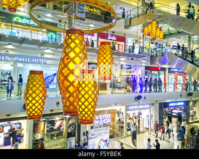 Mumbai, Maharashtra, Inde. Dec 8, 2002. 07 Nov 2015 - Mumbai - INDE.Diwali à l'Oberoi Shopping Mall à Mumbai. Les magasins hors ligne travaillent fort pour rivaliser avec les énormes réductions offertes par les boutiques en ligne en offrant un user friendly & mains sur l'expérience de la vente. De nombreux Indiens comme démontrer plusieurs produits avant d'acheter. © Subhash Sharma/ZUMA/Alamy Fil Live News Banque D'Images