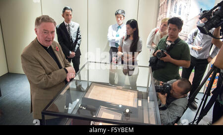 Hong Kong, Chine. 10 Nov, 2015. Le Chancelier Cathedal Hereford Chris Canon Pullin, réponses aux questions des médias.Grande Charte Mondiale 800 tour vient de Hong Kong. La Cathédrale de Hereford sont présentant ce 1217AD copie de la Grande Charte pour une tournée qui prend dans 9 pays y compris Hong Kong Crédit : Jayne Russell/Alamy Live News Banque D'Images