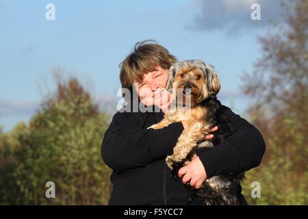 Femme et Yorkshire-Terrier-Winterlore Banque D'Images