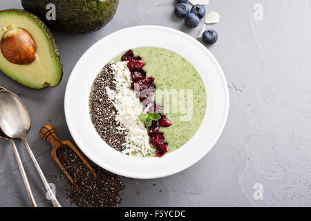 Bol avec banana smoothie vert, graines de chia et kale frais Banque D'Images