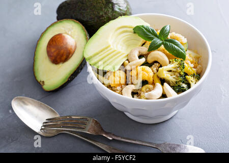 Curry de légumes chaud cajou Salade de quinoa Banque D'Images