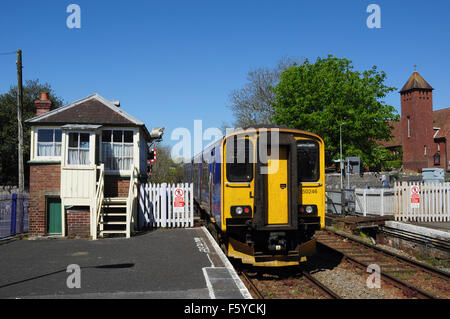 Train pour Barnstaple quitte Topsham, Devon, England, UK Banque D'Images