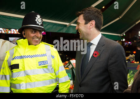 L'ombre du travail secrétaire accueil Andy Burnham visitant Birmingham pour donner son point de vue sur les services de police au Royaume-Uni. Banque D'Images