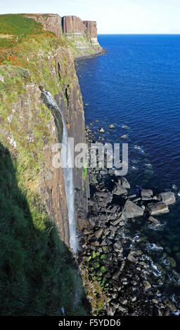 Une vue de Mealt Falls avec Kilt Rock en arrière plan à Ellishadder, près d'Oban, Trotternish, Isle of Skye, Scotland, UK. Banque D'Images