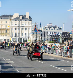 Voitures approcher la ligne d'arrivée du Londres à Brighton Veteran Car Run Banque D'Images