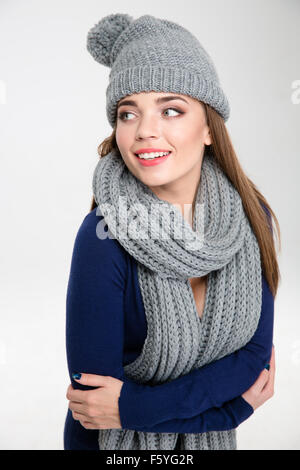 Portrait of a smiling woman wearing dans foulard et un chapeau à l'écart isolé sur fond blanc Banque D'Images