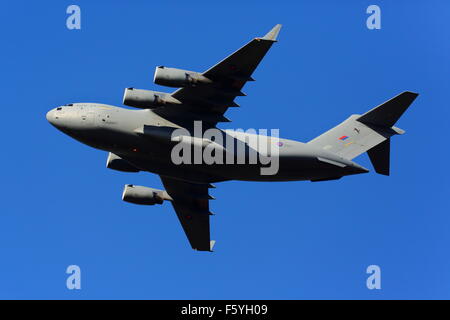 RAF McDonnell Douglas C 17 Globemaster ZZ177 approche de RAF Brize Norton Banque D'Images