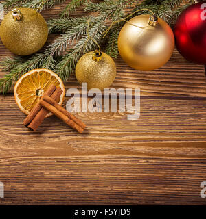 Décoration de Noël, sur fond de bois, gold Christmas ball Banque D'Images