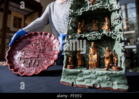 Les objets featured : -laque rouge sculptée sur bois core 1403-24 présente des scènes de famille Impériale 35 cm de diamètre. - 1 p Banque D'Images