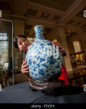 Luk Yu-Ping conservatrice du projet et fiole porcelaine Ming peint avec décor bleu sous glaçure Banque D'Images