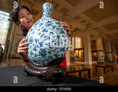 Luk Yu-Ping conservatrice du projet et fiole porcelaine Ming peint avec décor bleu sous glaçure Banque D'Images