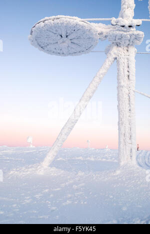 Des scènes d'hiver dans la station de ski de Yllas, la Laponie finlandaise. Gréement de ski couvert de neige Banque D'Images