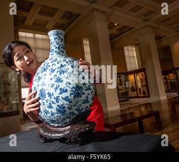 Luk Yu-Ping conservatrice du projet et fiole porcelaine Ming peint avec décor bleu sous glaçure Banque D'Images