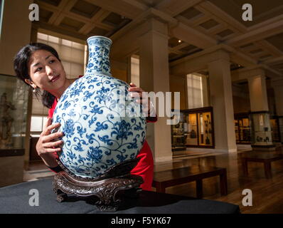 Luk Yu-Ping conservatrice du projet et fiole porcelaine Ming peint avec décor bleu sous glaçure Banque D'Images