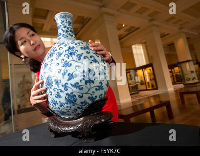 Luk Yu-Ping conservatrice du projet et fiole porcelaine Ming peint avec décor bleu sous glaçure Banque D'Images