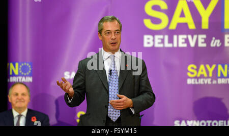 Gloucester UK. 9 novembre, 2015. Leader de l'UKIP Nigel Farage, député européen de faire campagne dans ' dire non croire en Grande-Bretagne au rallye de la Gloucester GL1 centre. Crédit : charlie bryan/Alamy Live News Banque D'Images