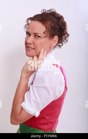 Portrait d'une femme d'âge moyen dans la région de dirndl Banque D'Images