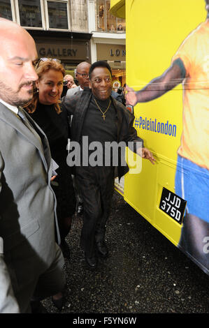 La légende du football Pelé à Halcyon Gallery sur New Bond Street. La ...