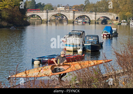 Richmond upon Thames à venir à terre après le kayak sur la rivière. Richmond Bridge en arrière-plan. Banque D'Images