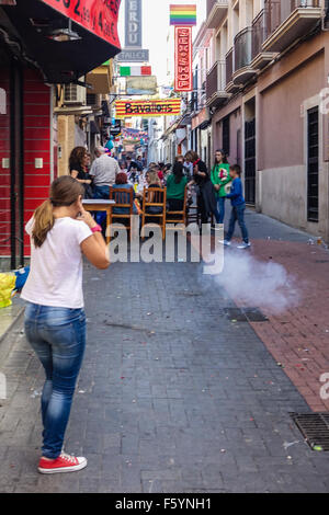 Benidorm, Espagne. 9 novembre, 2015.jeunes enfants espagnols jouant avec des feux d'artifice dans les rues de la vieille ville Banque D'Images