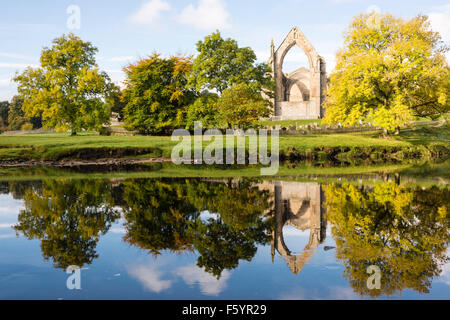 Reflets d'automne à Bolton Abbey (2), Yorkshire Dales National Park, England, UK Banque D'Images