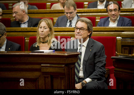 Barcelone, Catalogne, Espagne. 10 Nov, 2015. Le gouvernement régional de Catalogne Président Artur Mas est vu au Parlement Catalan pendant le débat d'investiture, à Barcelone le 10 novembre, 2015. Le parlement régional de Catalogne le lundi a approuvé un plan pour l'indépendance de l'Espagne, l'adoption d'une résolution qu'ils disent pourrait permettre à la région autonome de faire sécession en 2017. © Jordi Boixareu/ZUMA/Alamy Fil Live News Banque D'Images