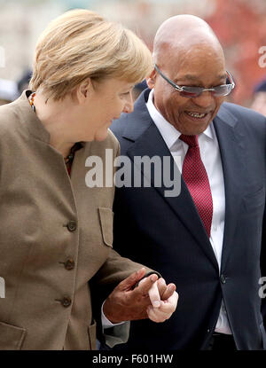 Berlin, Allemagne. 10 Nov, 2015. La chancelière allemande, Angela Merkel (CDU, L) détient les mains avec le président sud-africain Jacob Zuma lors de sa visite à la chancellerie à Berlin, Allemagne, 10 novembre 2015. Photo : Wolfgang Kumm/dpa/Alamy Live News Banque D'Images