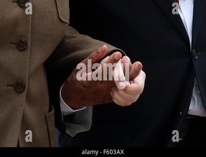 Berlin, Allemagne. 10 Nov, 2015. La chancelière allemande, Angela Merkel (CDU, L) détient les mains avec le président sud-africain Jacob Zuma lors de sa visite à la chancellerie à Berlin, Allemagne, 10 novembre 2015. Photo : Wolfgang Kumm/dpa/Alamy Live News Banque D'Images