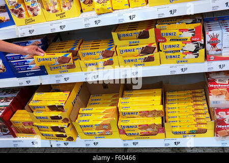 Allée avec une variété de biscuits Leibniz dans un vrai hypermarché. Banque D'Images