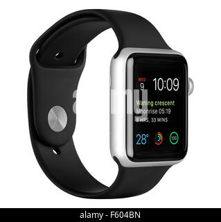 Varna, Bulgarie - 16 octobre 2015 : Apple Watch Sport 42mm en aluminium argent avec bande noire avec une horloge sur l'écran. Banque D'Images