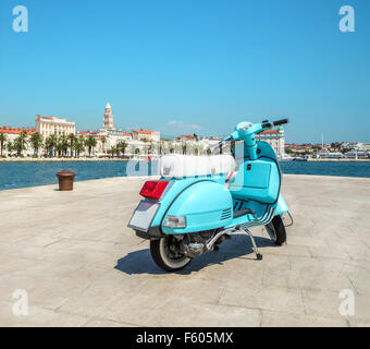 Scooter vintage bleu sur le bord de l'eau Banque D'Images