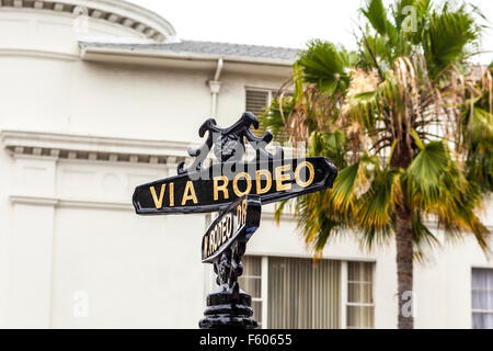 Une plaque de rue pour Rodeo Drive à Beverly Hills, en Californie Banque D'Images