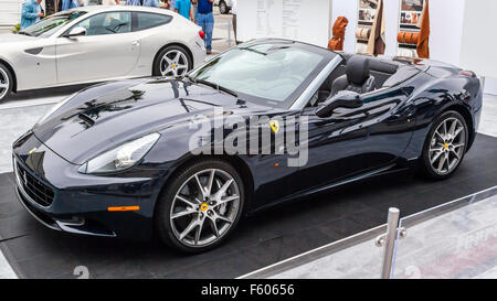 Une Ferrari California Spyder sur un support d'affichage à l'édition 2011 Rodeo Drive Concours d'elégance Banque D'Images