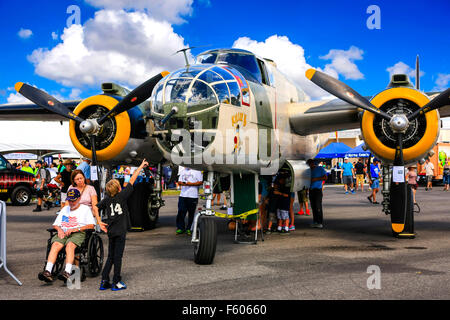 Killer B, B-25J Mitchell bombardier léger de WW2 en camouflage RAF au Fort Myers aéroport Champ Page journée portes ouvertes Banque D'Images