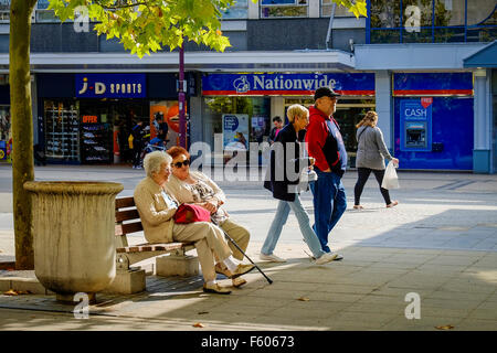 Clients dans le centre-ville de Basildon. Banque D'Images