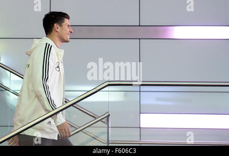 Munich, Allemagne. 10 Nov, 2015. Mario Gomez de l'équipe nationale de football allemande arrive pour une conférence de presse de l'association allemande de football à Munich, Allemagne, 10 novembre 2015. L'équipe nationale de football allemande rencontrera l'équipe de France dans un match international au Stade de France de Saint Denis au nord de Paris. Photo : Peter Kneffel/dpa/Alamy Live News Banque D'Images