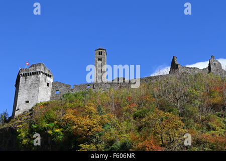 Châteaux sur la route vers San Bernardino mountain pass en Suisse Banque D'Images