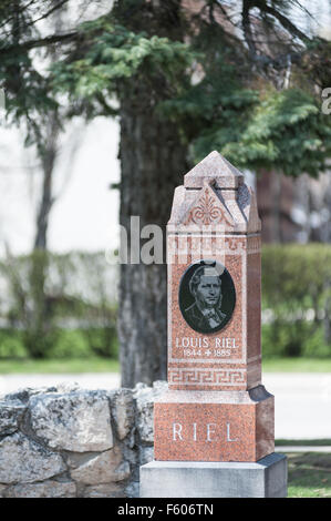 Louis Riel tombe sous de vieux arbres, fondateur de la province du Manitoba et le chef des Métis au cimetière de la cathédrale de Saint-Boniface Banque D'Images