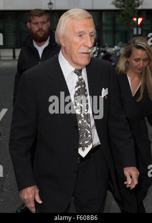 Célébrités à BBC Radio 2 mettant en vedette : Sir Bruce Forsyth CEPB Où : London, Royaume-Uni Quand : 24 Oct 2015 Banque D'Images