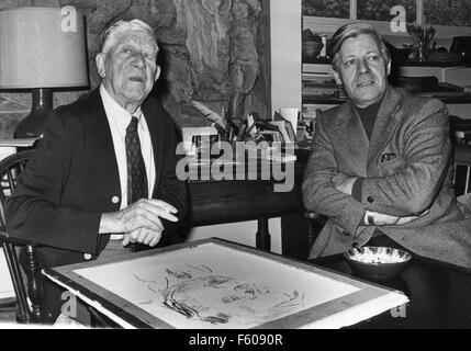 Artiste Oskar Kokoschka (L) est assis avec le chancelier Helmut Schmidt à son domicile à Villeneuve le 29 octobre 1976. Croquis d'un portrait du chancelier est située en face d'eux. Banque D'Images