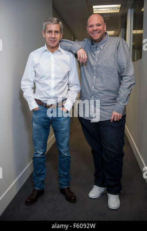 Sir Stuart Rose ancien Marks and Spencer directeur maintenant à la tête de supermarché en ligne Ocado. En photo avec Tom Kerridge chef étoilé au guide Michelin et auteur d'une bonne Pub alimentaire lors du lancement de 'au top' Fournisseur . Les deux sont des juges pour les nouveaux concours Ocado 'au top' pour trouver de nouveaux fournisseurs d'aliments pour le distributeur alimentaire en ligne à transporter. Photo de M & C Saatchi 15 bureaux de Golden Square London W1 Banque D'Images