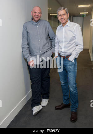 Sir Stuart Rose ancien Marks and Spencer directeur maintenant à la tête de supermarché en ligne Ocado. En photo avec Tom Kerridge chef étoilé au guide Michelin et auteur d'une bonne Pub alimentaire lors du lancement de 'au top' Fournisseur . Les deux sont des juges pour les nouveaux concours Ocado 'au top' pour trouver de nouveaux fournisseurs d'aliments pour le distributeur alimentaire en ligne à transporter. Photo de M & C Saatchi 15 bureaux de Golden Square London W1 Banque D'Images