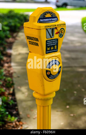 Don jaune vif à la retraite de la station parking Meter vu dans le parc à Saint-Pétersbourg FL Banque D'Images