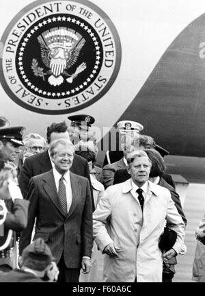 Le président américain Jimmy Carter (L) et le chancelier allemand Helmut Schmidt (R) après la réception à la partie militaire de l'aéroport de Francfort le 15 juillet 1978. Le général américain Williams John Evans à l'extrême gauche. Banque D'Images