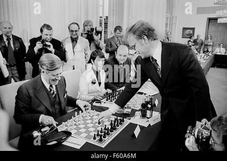 (L-R) le chancelier Helmut Schmidt, son épouse Loki, secrétaire d'Etat Manfred Schüler et 30 autres joueurs prennent part à une manifestation contre les échecs simultanée de grand maître international Matthias Gerusel (R) le 29 avril 1975. Banque D'Images