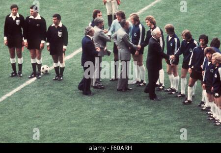 L'équipe nationale allemande les joueurs forment le 7 juillet 1974 devant 77 800 spectateurs au Stade olympique de Munich avant leur dernier match de la Coupe du Monde contre les Pays-Bas (2-1) et sont accueillis par (à l'avant, de gauche à droite) le président allemand Walter Scheel, le Prince Bernhard des Pays-Bas et le chancelier allemand Helmut Schmidt. Les joueurs sont : (de gauche à droite) Franz Beckenbauer et Sepp Maier, Georg Schwarzenbeck, Rainer Bonhof, Bernd Juergen, Hoelzenbein Grabowski, Gerd Mueller, Wolfgang Overath, Berti Vogts, Paul Breitner, Uli Hoeness. Sur la gauche arbitre Jack Taylor (au centre) et ses juges Banque D'Images